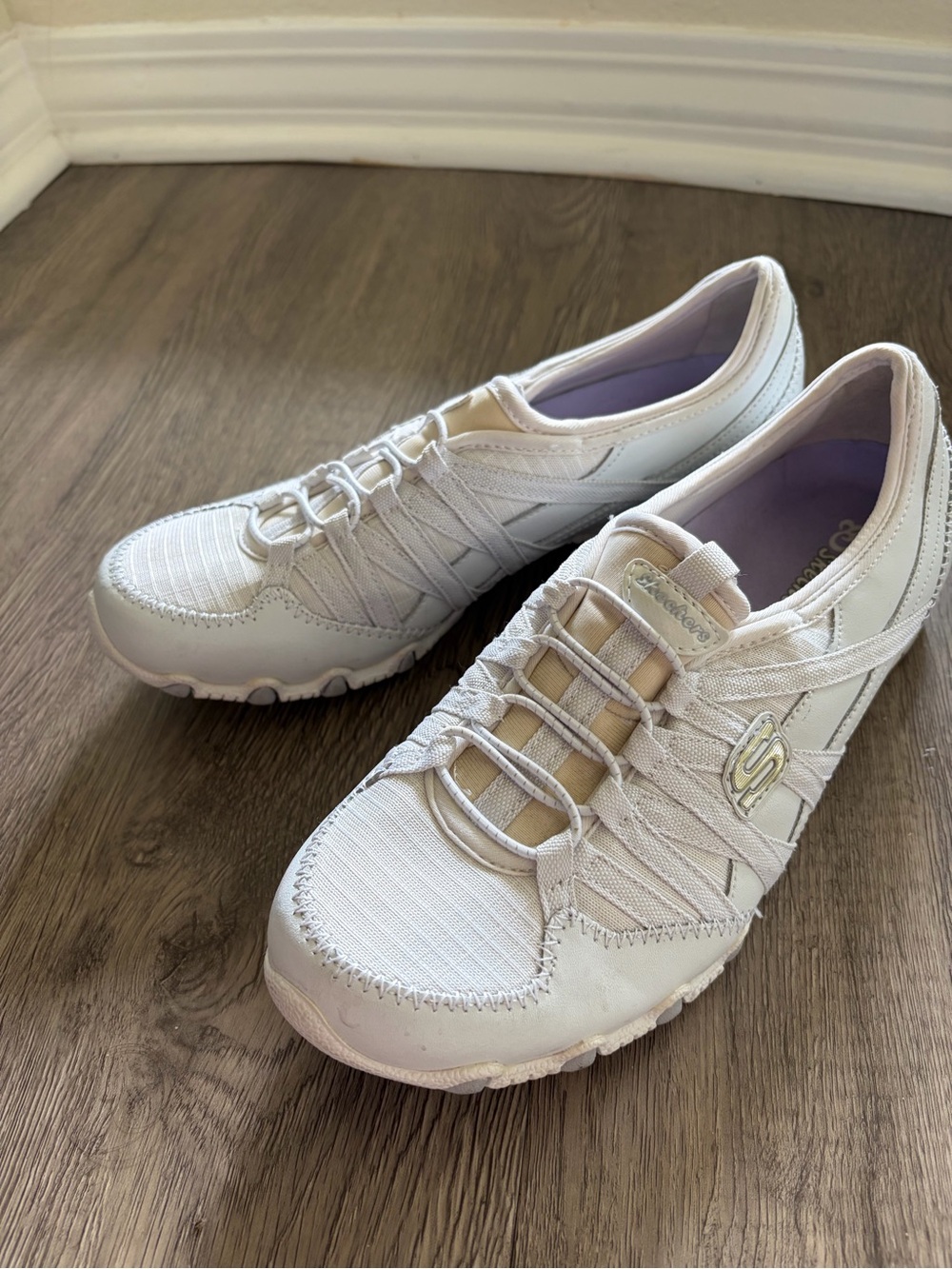 Skechers Women's White Slip-On Athletic Sneakers Like New never worn